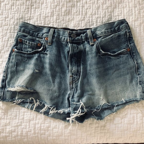 Levi denim shorts - Size W28 - Picture 1 of 6